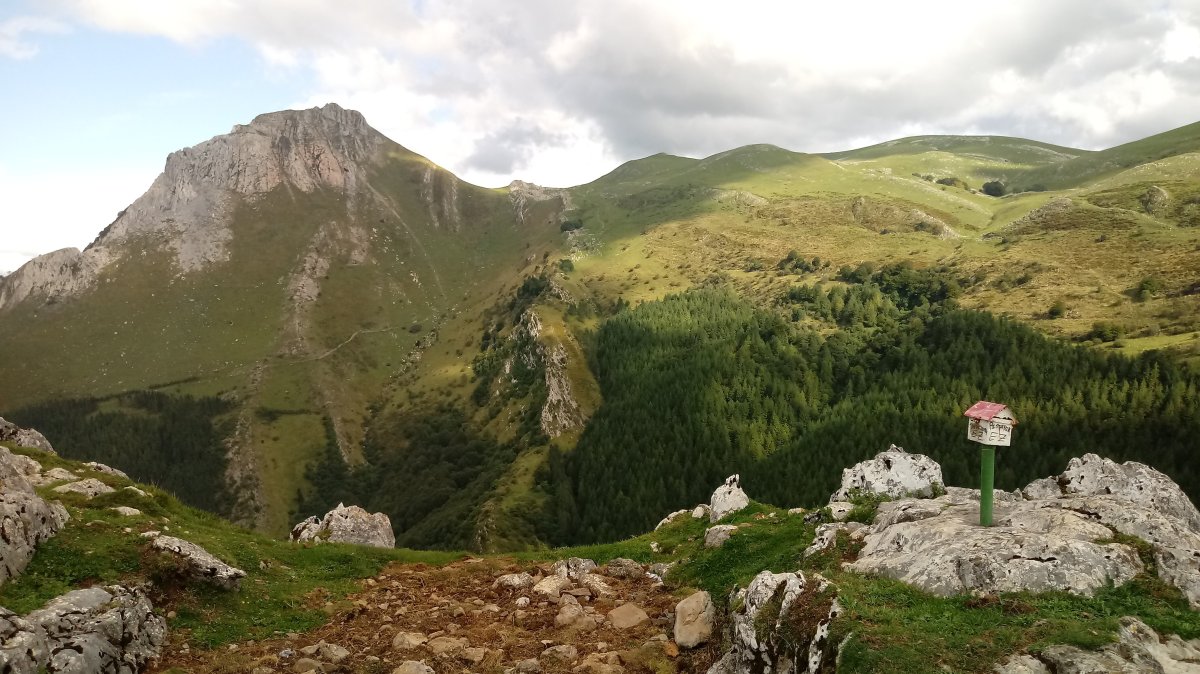 Ausa Gaztelu (904m) postontzia, atzean Txindoki