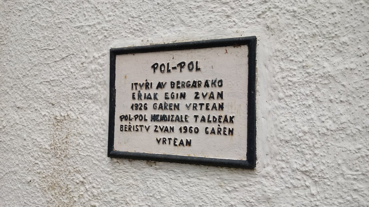 Pol-Pol iturriko plaka