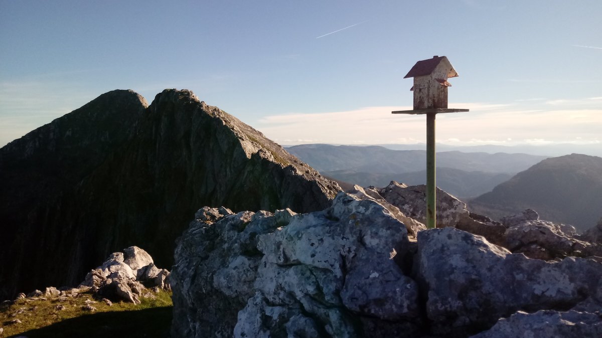 Kurutzeta (1214m) tontorra, atzean Anboto eta Elgoin puntak