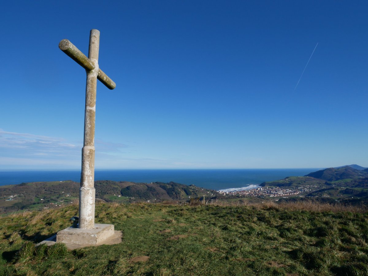 Indamendiko gurutzea eta Zarautz, urrutian