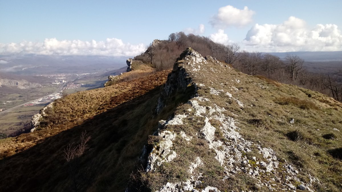 Bigate (1125m) mendebaldeko gandorretik igotzen
