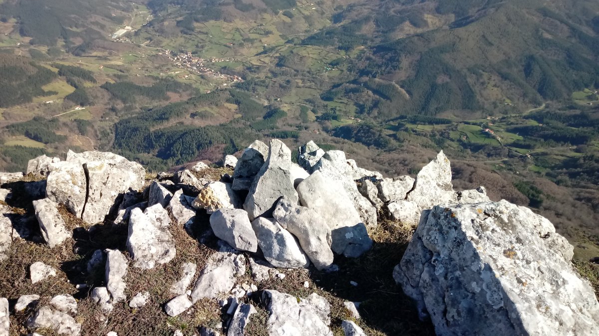 Illarrabeltxeko Gaina (1533m) atzean Zegama
