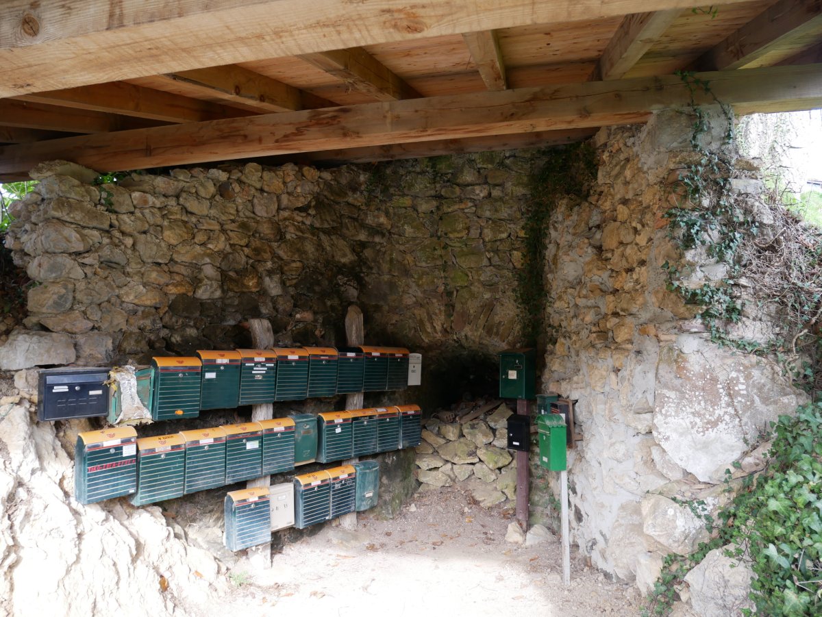 Anbulegiko karobia, Iturriotz