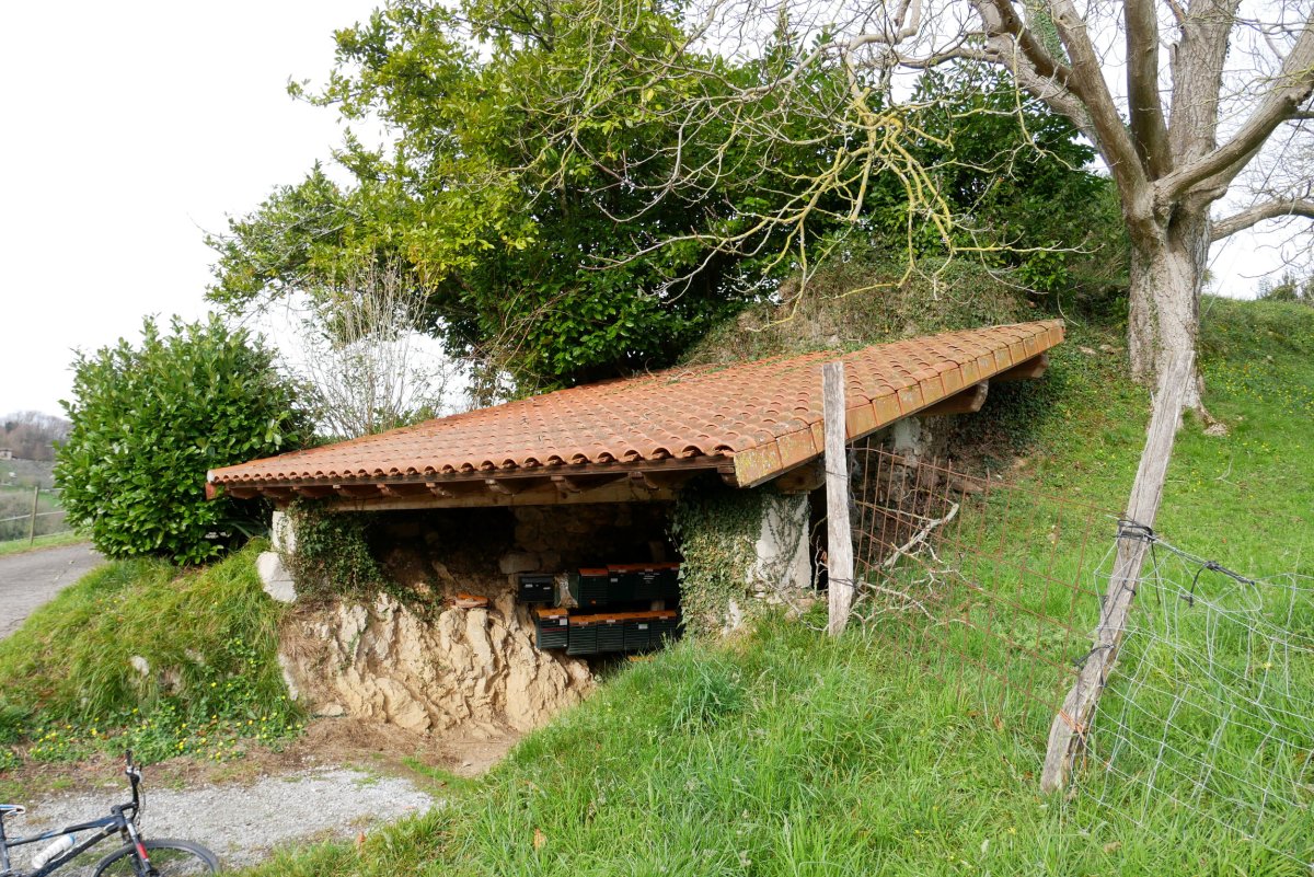 Anbulegiko karobia, Iturriotz