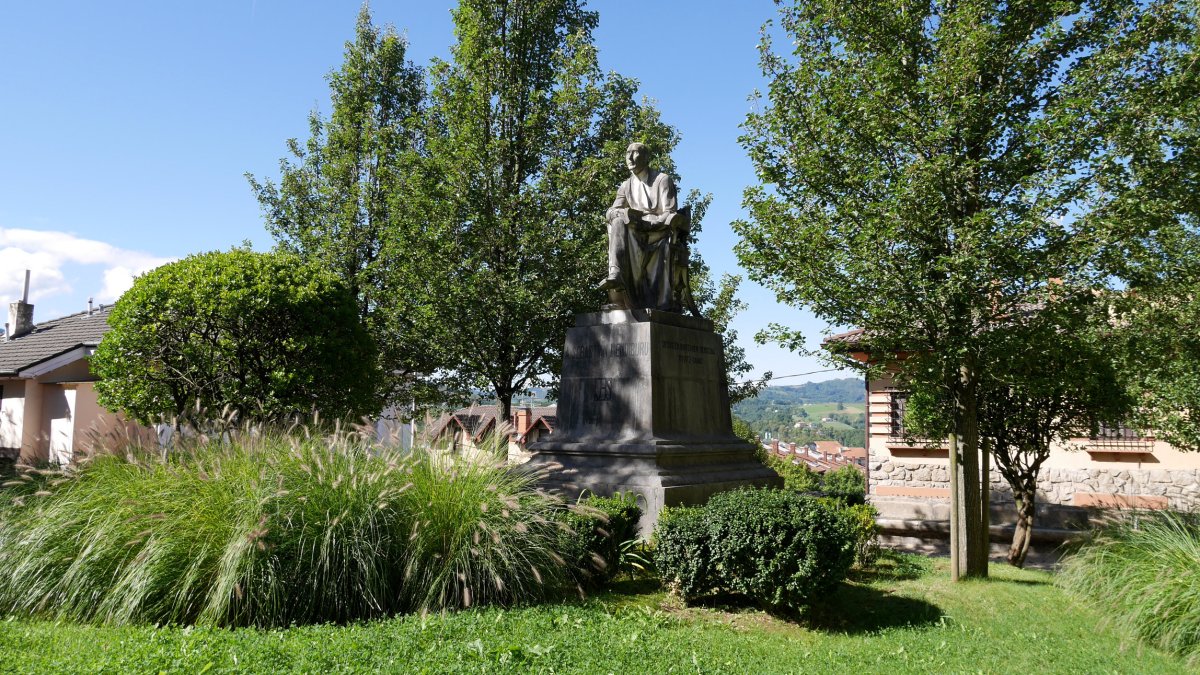 Sebastian Mendibururen omenezko eskultura, Elizalde