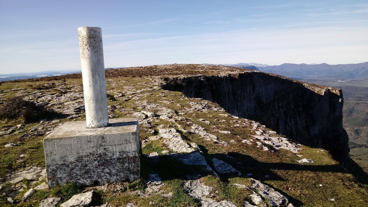 Eskutxi (1185m) ekialdeko erpin geodesikoa, atzean tontorrekoa