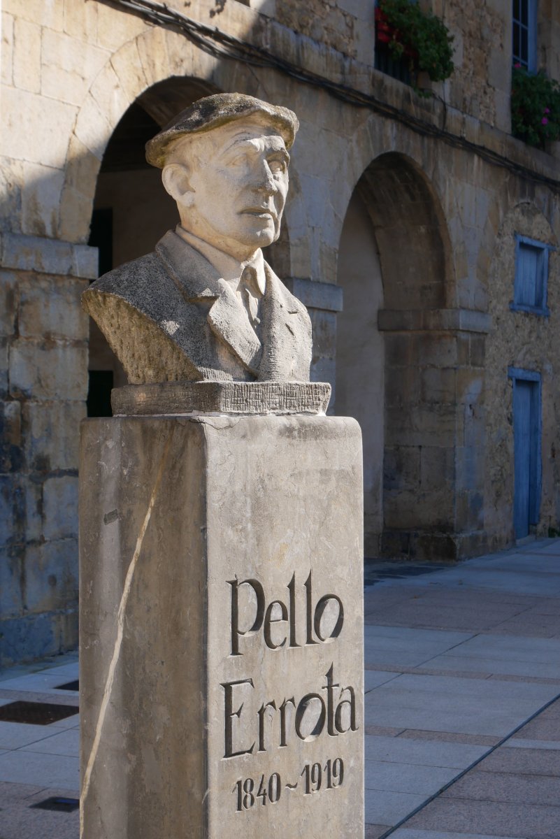 Pello Errotaren omenezko eskultura, Asteasu