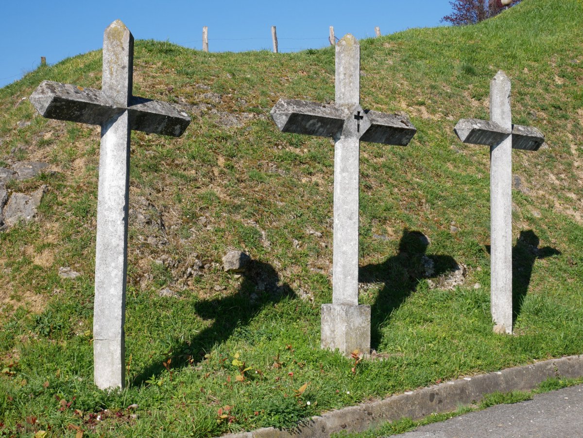 Kalbarioko gurutzeak hilerriko bidean, Asteasu