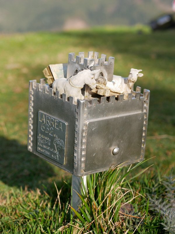 Larreako txartelontzia