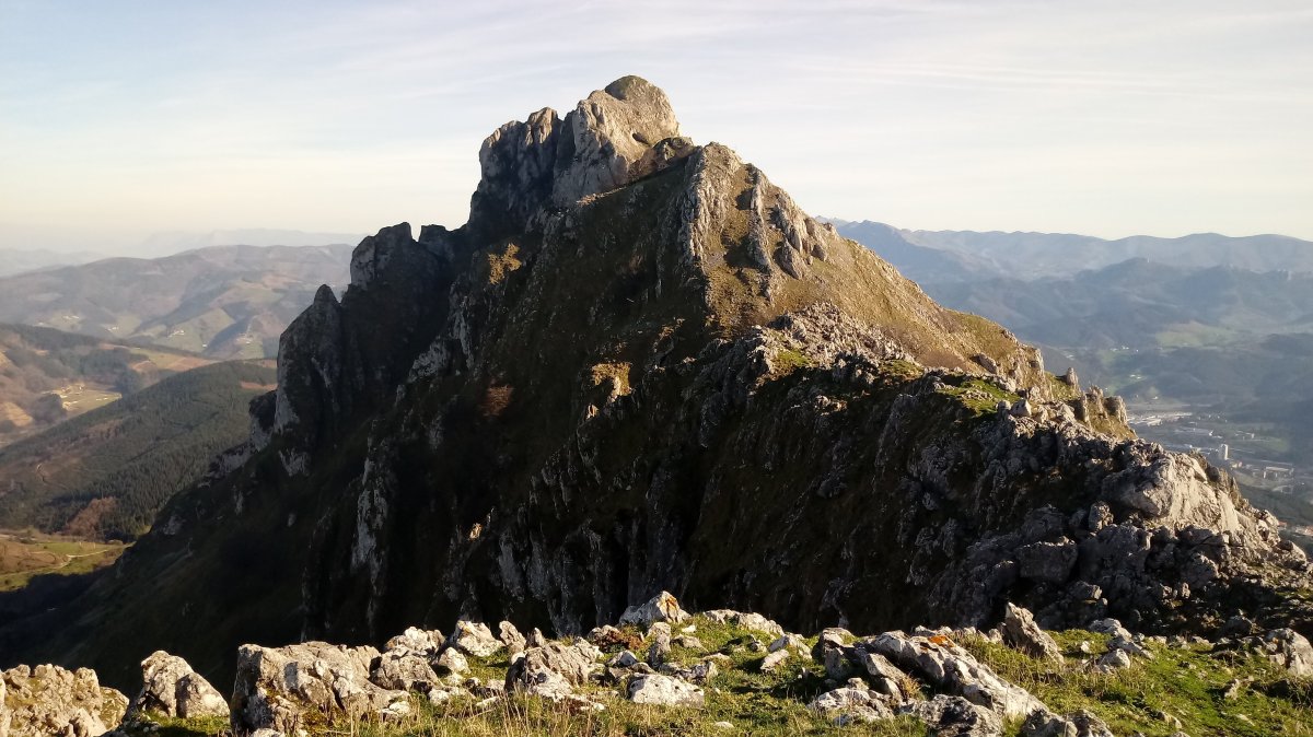 Erdikoatxa (1026m) eta Udalaitz (1120m) atzean