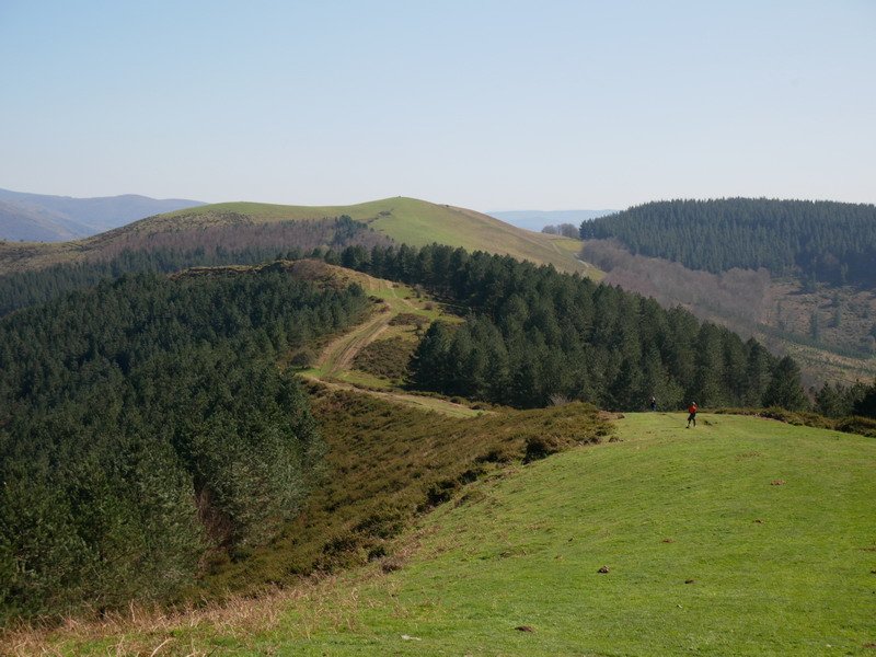 Kukutzaren hego-ekialdeko bizkarra, eta Larragorri, Kukutzako tontorretik ikusita