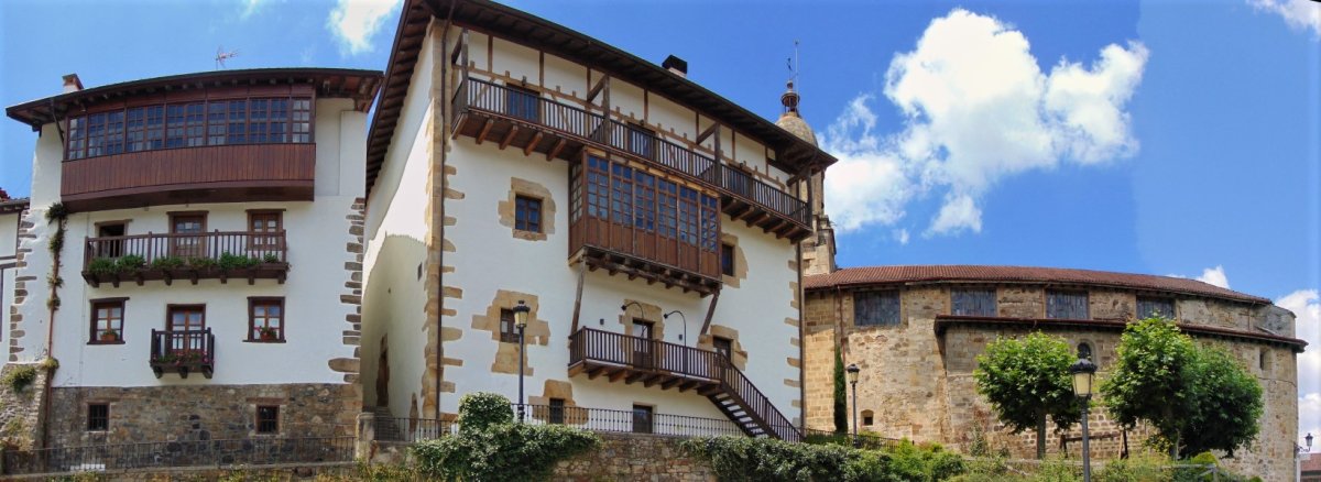 Soran Jauregia. Ezkerraldean,Kapitango Jauregia eta Eskuinaldean San Millan Eliza