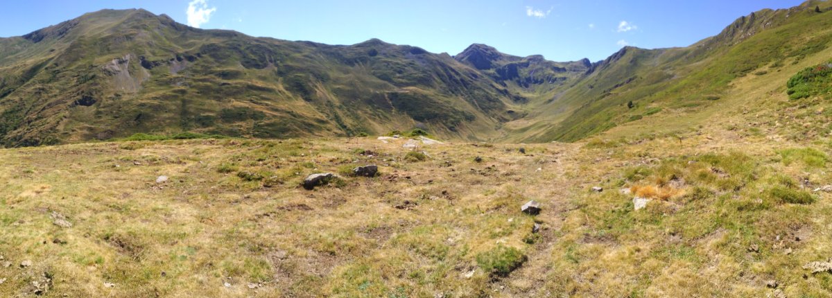 Orokorra. bidearen ezkerraldean, 1.,2.,3., eta 4. harrespilak. Eskuinean aldiz 5., 6. eta 7. harrespilak.