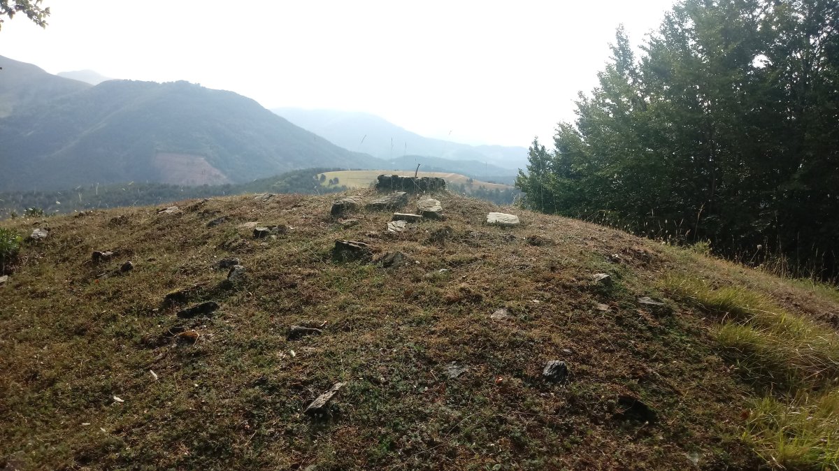 Gazteluzarra (1232m) tontorra