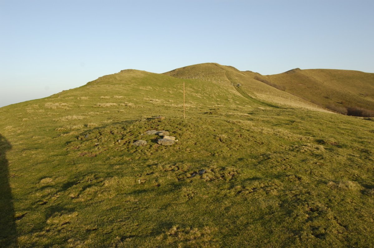 Túmulo Lepoeder (Foto Mtz. Txoperena Abril 2006)