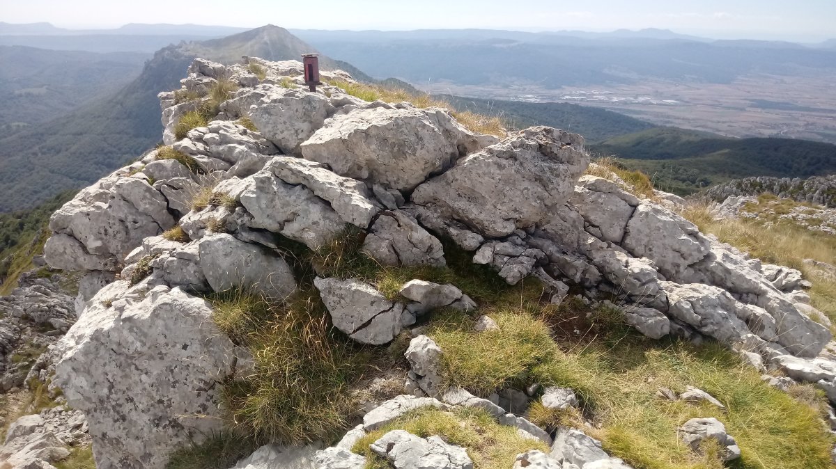 Tontorraundi (1484m) tontorra eta postontzia