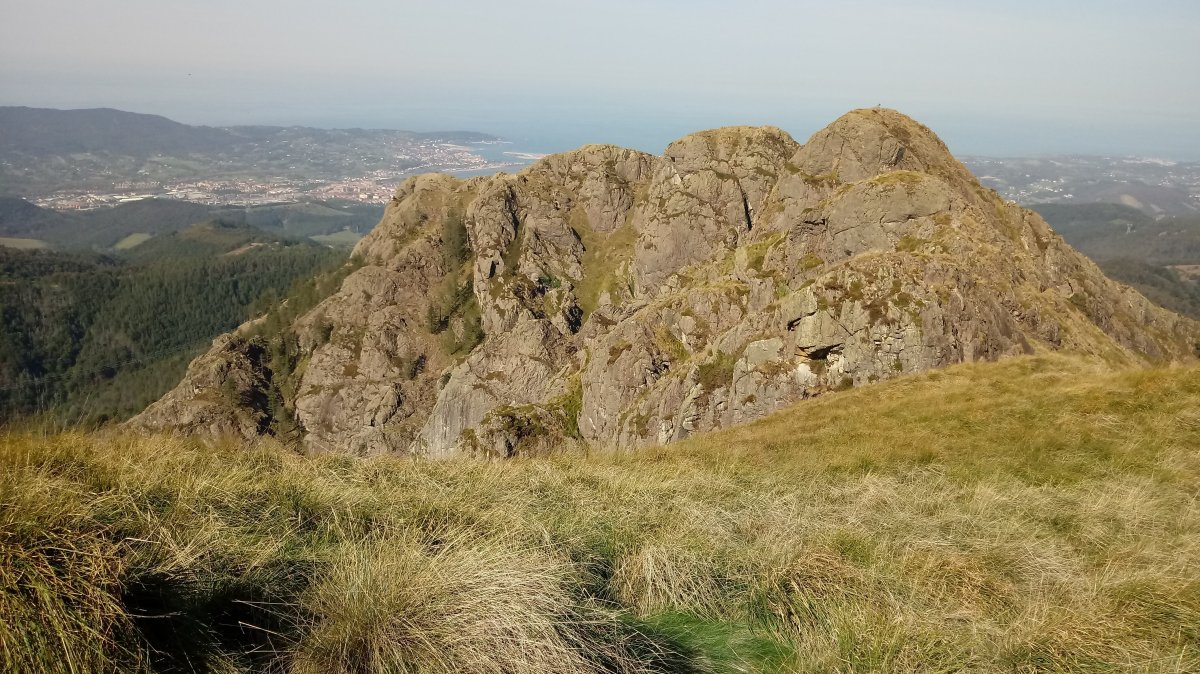 Txurrumurru (828m) Erroilbidetik, atzean Irun-Hondarribia