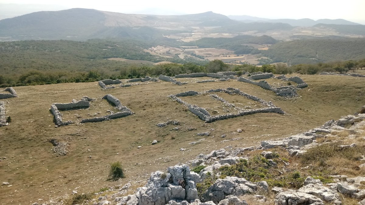 Goñiko Gainak (1265m) borda zaharren hondakinak
