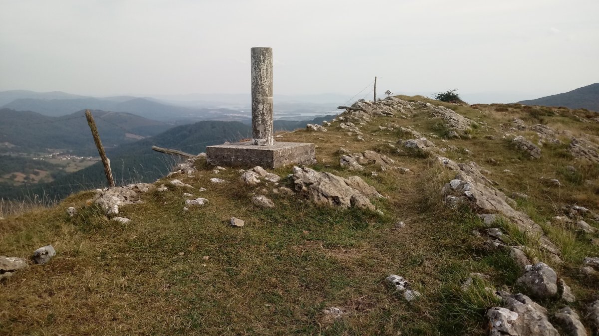 Arralde (945m) tontorra eta erpin geodesikoa