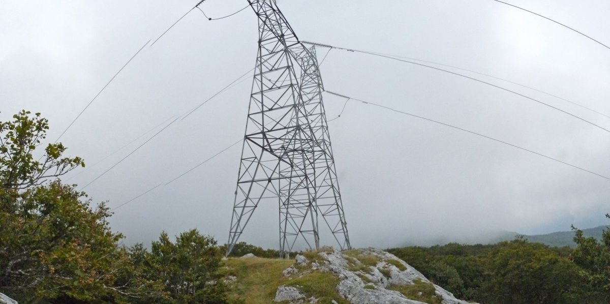 Arboligañako gailurra, dorre elektriko batek itsustua