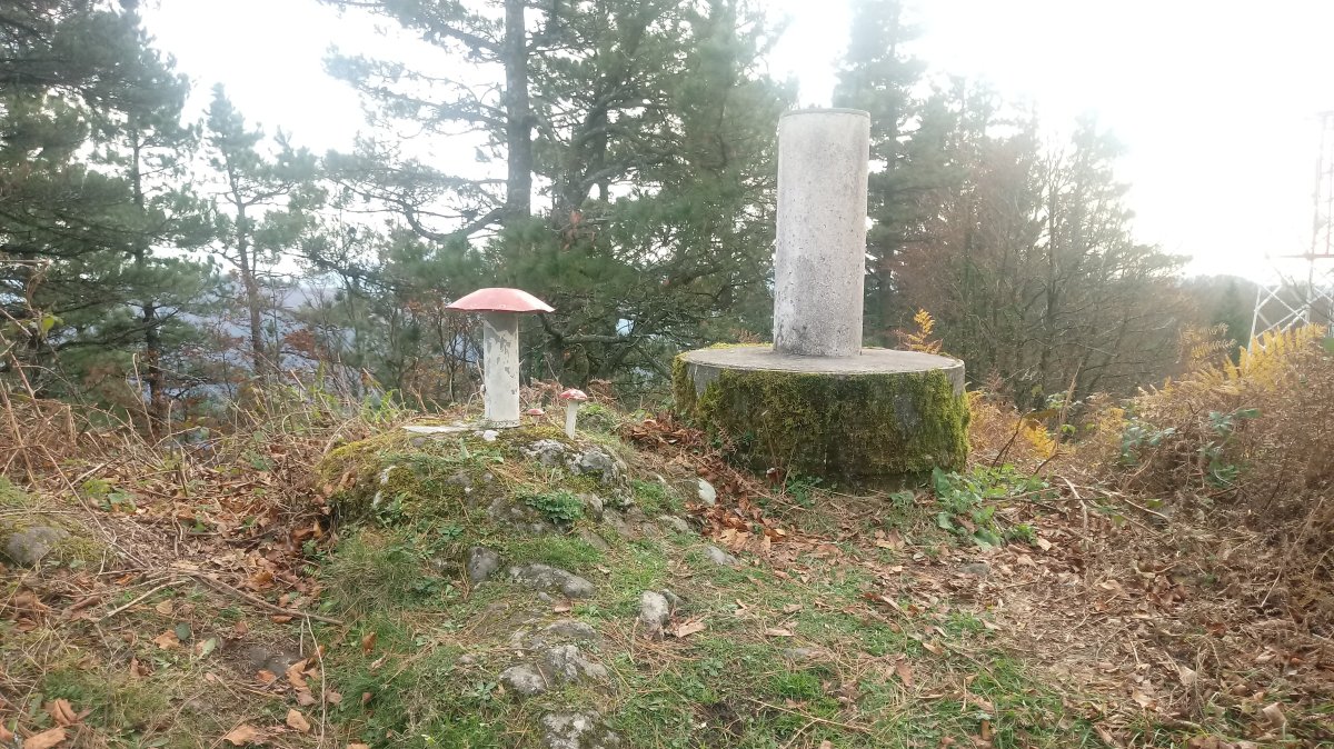 Agerreburu (857m) postontzia eta erpin geodesikoa