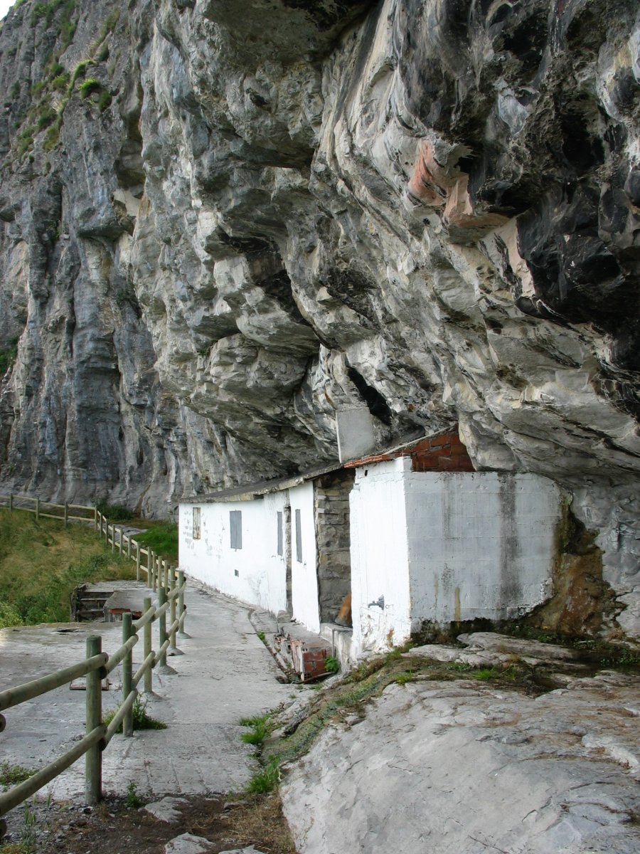 Iparraldeko hormaren oinean