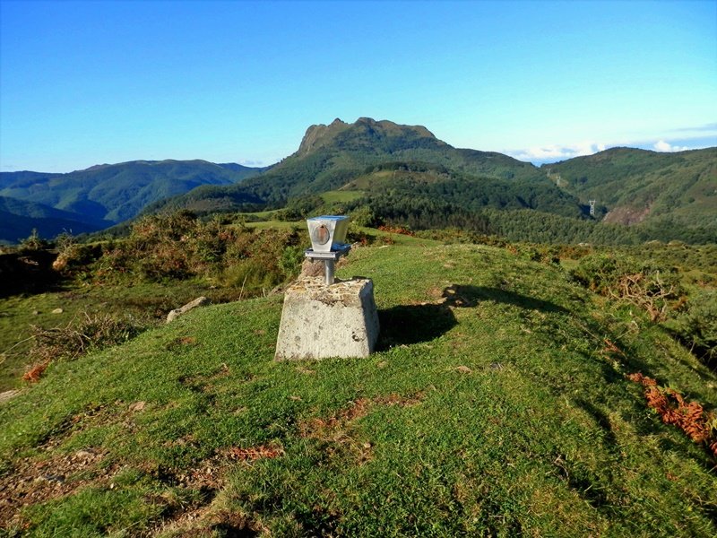 Tontorra. Atzean, Aiako Harria