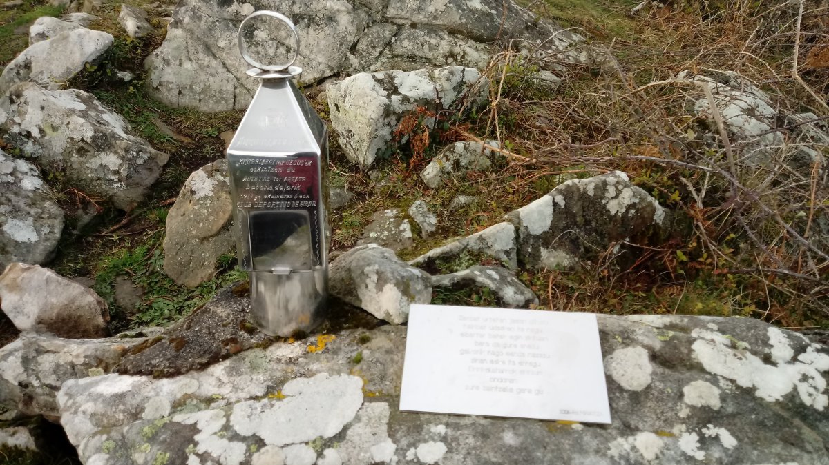 Arripillata (865m) tontorreko postontzia eta bertsoa