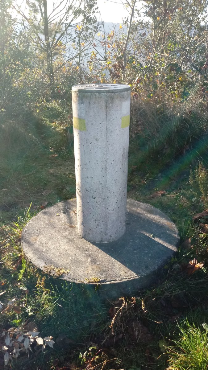 Barrenkorta (458m) tontorra eta erpin geodesikoa