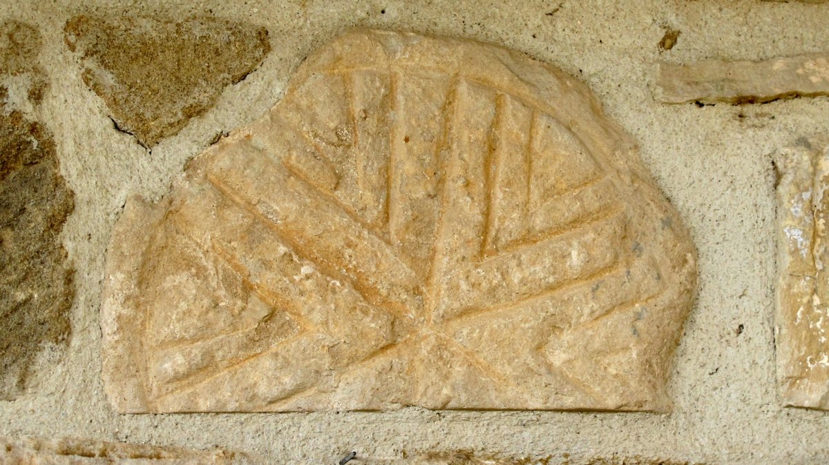 Hilarri baten zatia elizako horman, Bidaurre-Gesalatz