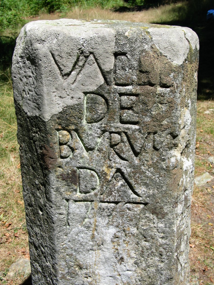 Irumugetako mugarriko alde bat