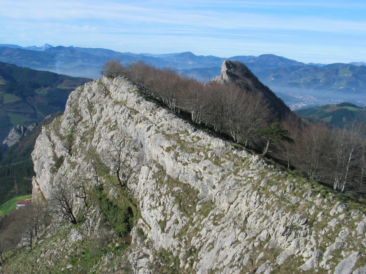 Mendebaldeko ikuspegia, Intzartzu hondoan dela.