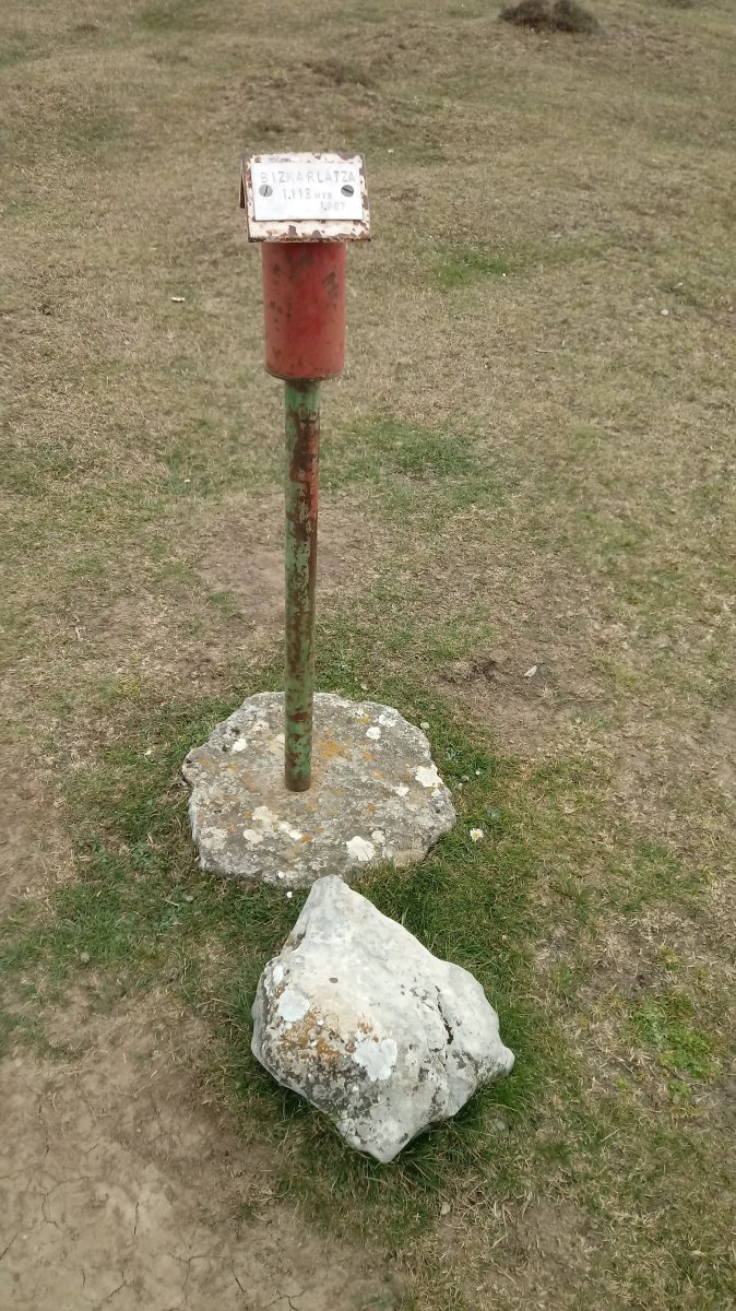 Bizkarlatza (1110m) postontzia