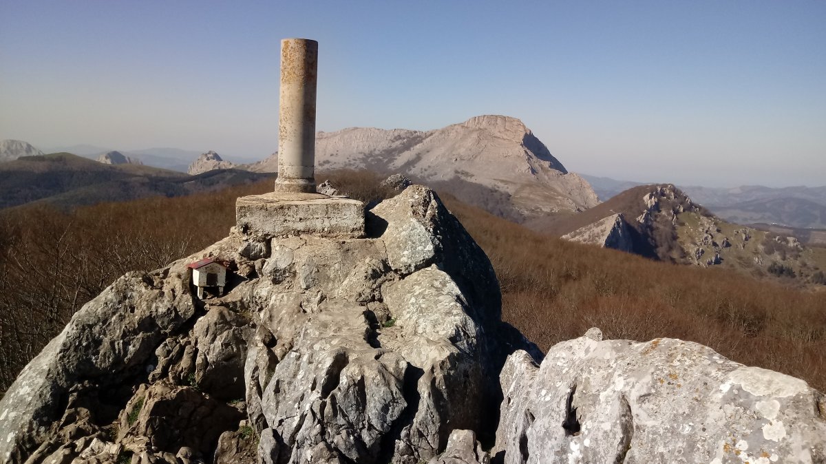 Orisol (1131m) tontorra, atzean Anboto