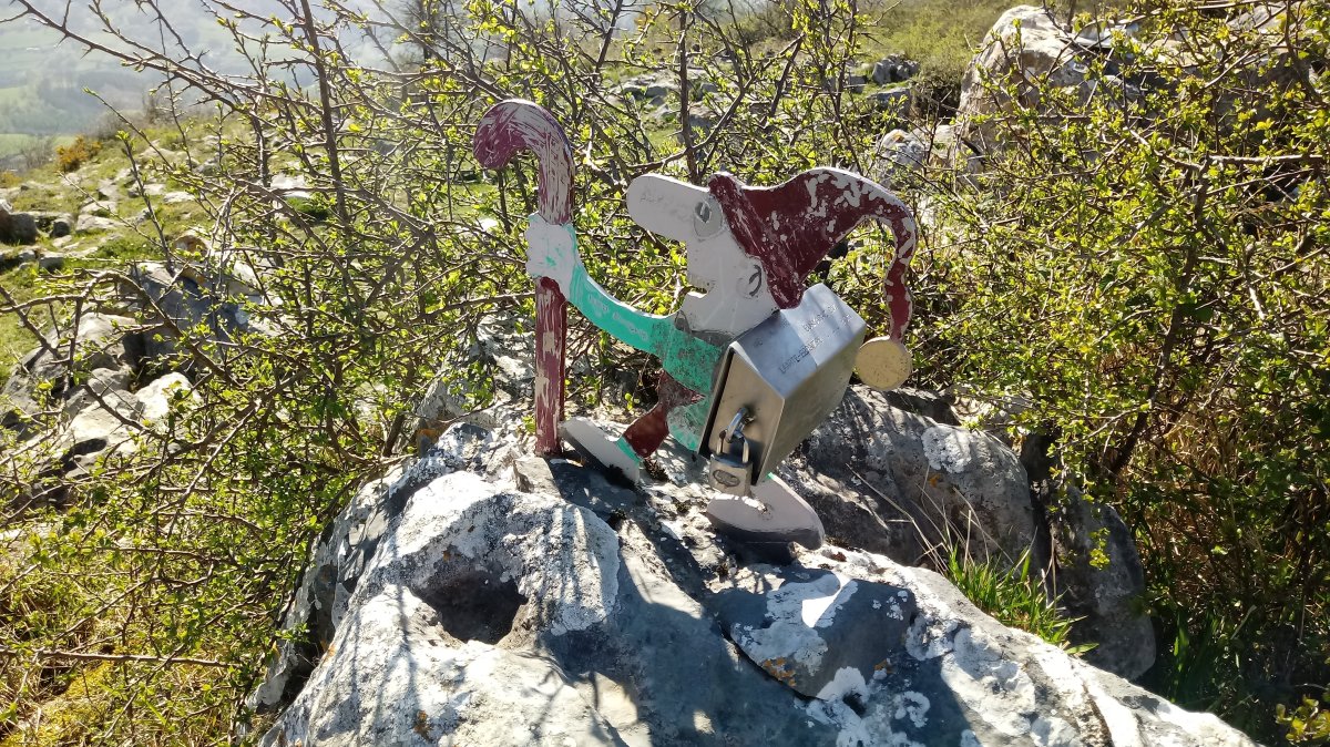 Erroizpe (804m) postontzietako bat.jpg