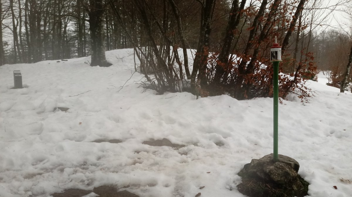 Jentiletxe (913m) tontorra eta atzean tumuloa