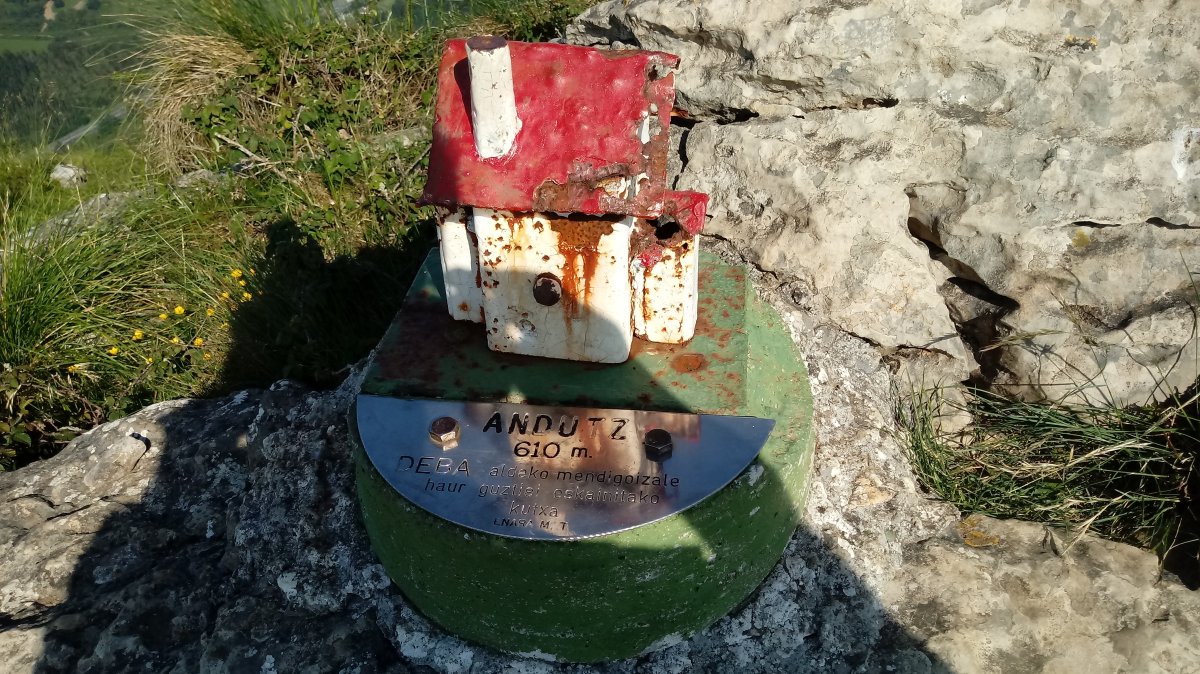 Andutz (612m) gurutze aldeko postontzia