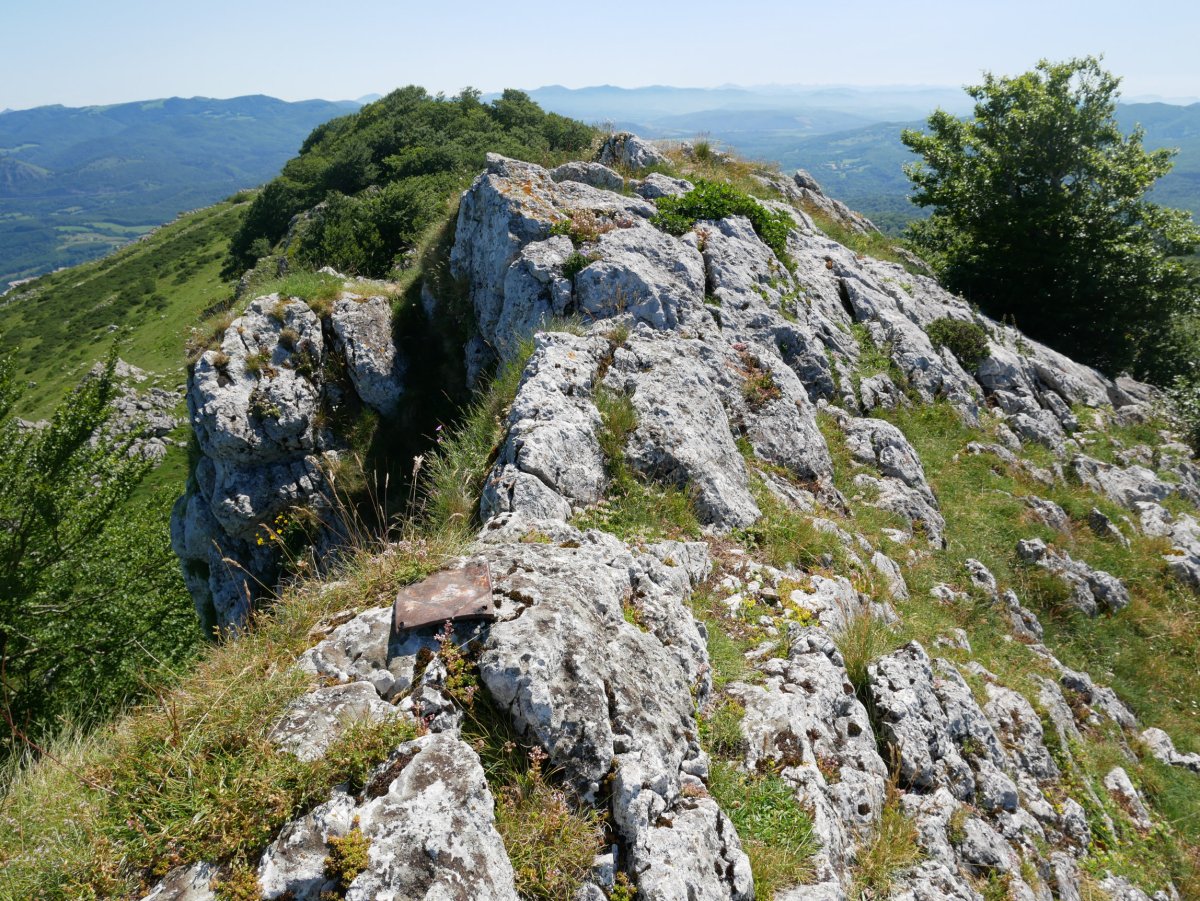 Txartelontzi zaharraren arrastoak ikus daitezke oraindik.