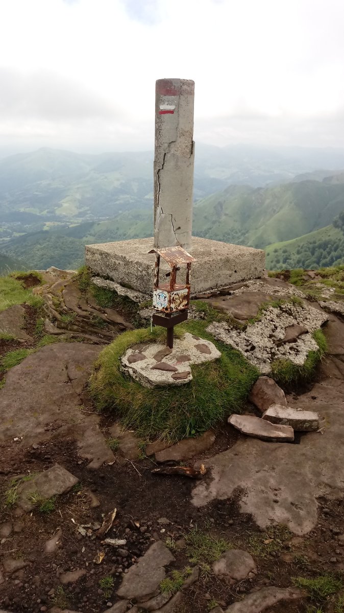 Iparla (1049m) postontzia eta erpin geodesikoa