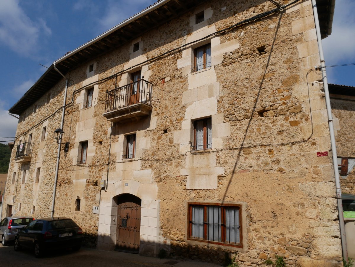 Elizaren aldameneko etxeak (3 eta 5.a), Antoñana