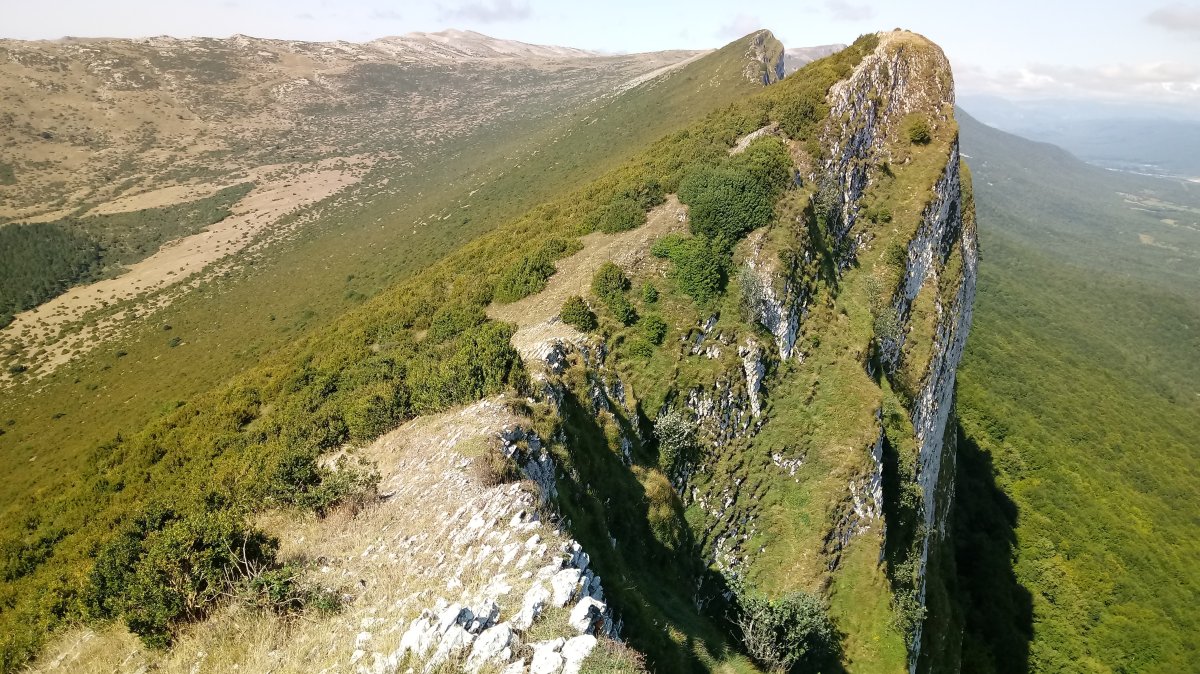 Satrustegiko Haitza (1204m) ekialdetik