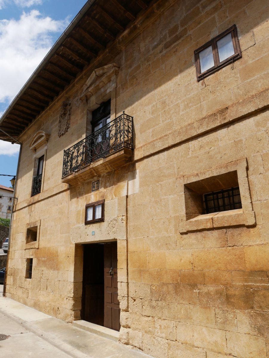 Fernandez de Viana jauregia, Apilaiz