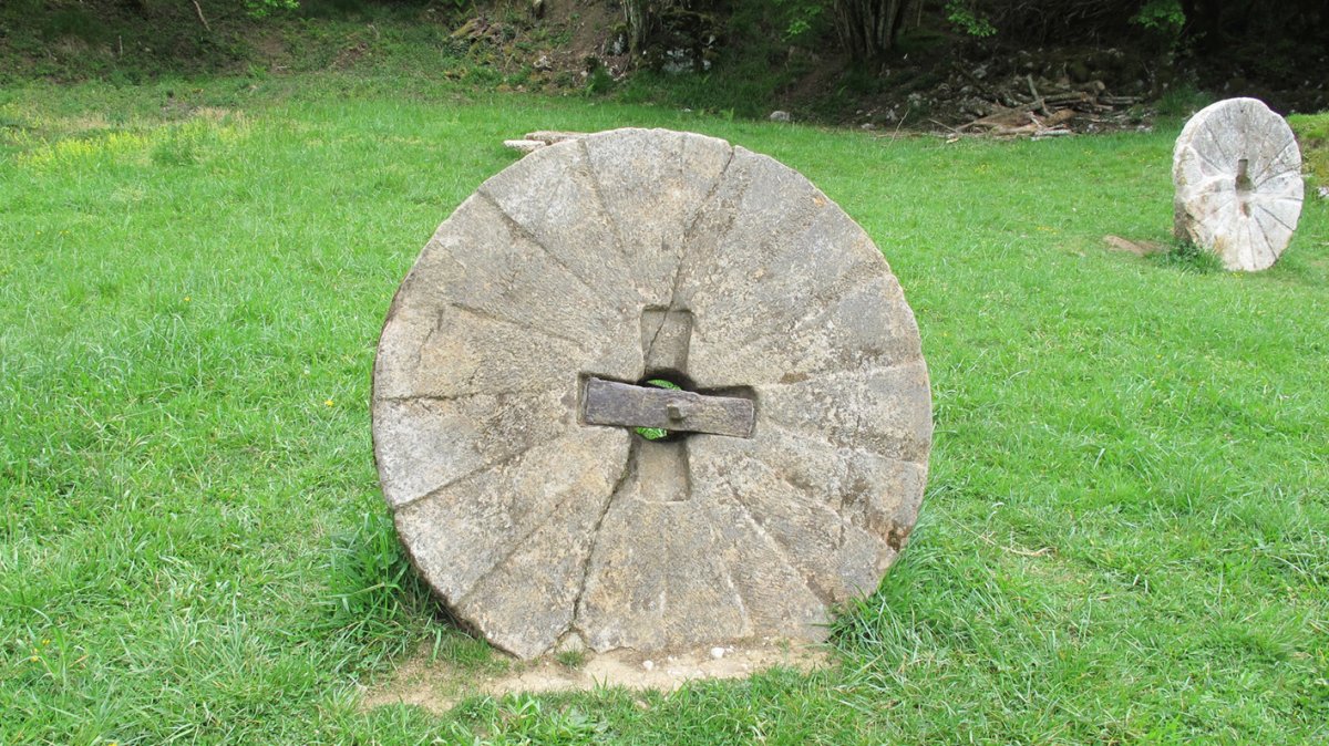 Ixkier errotako errotarriak, Mugiro-Larraun