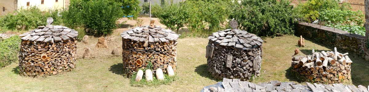 Egur pilak apainduta Goikara auzoan, Apilaiz