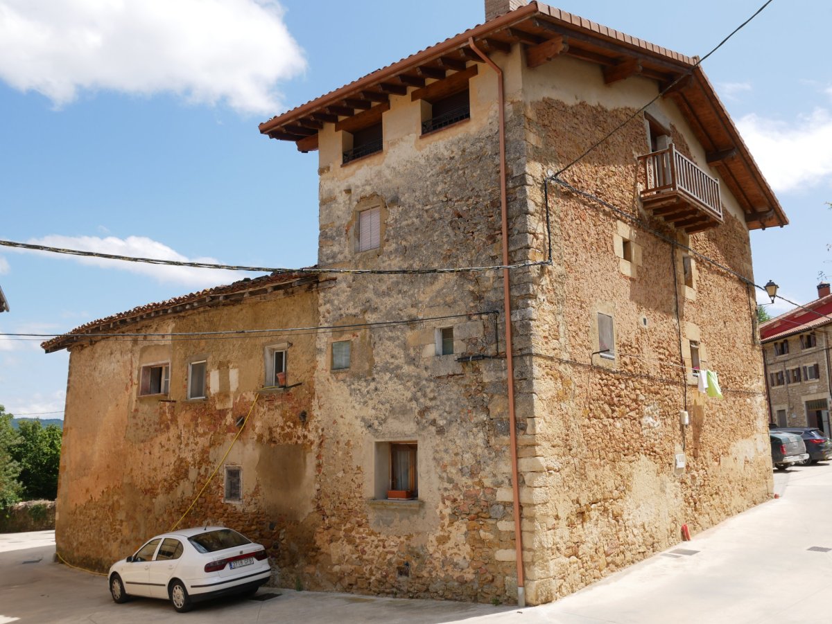 Goikara auzoko etxeak, Apilaiz