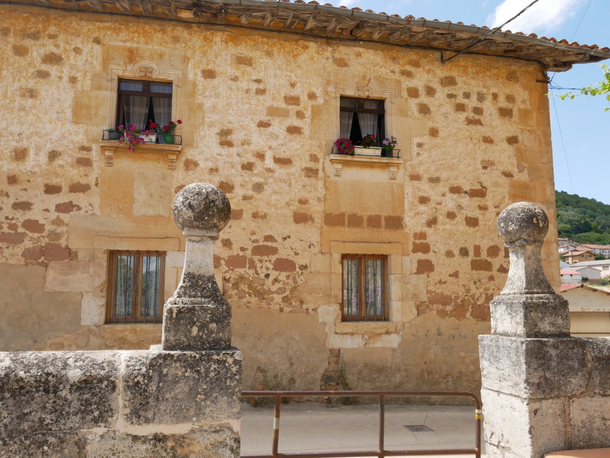 Yurre jauregia, Apilaiz