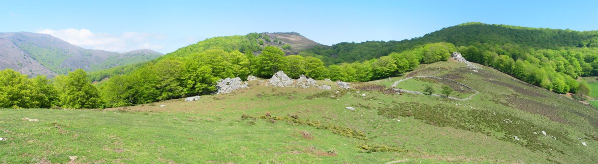 Arlegiko haitzak, Urruxka atzean dutela