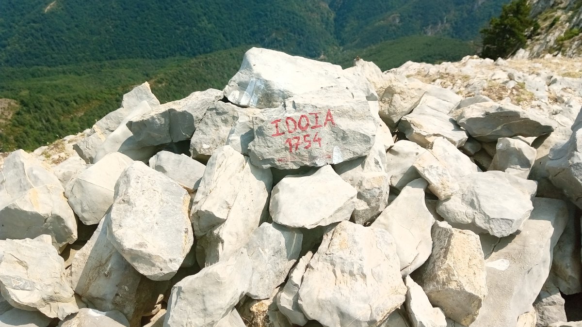 Idoia (1749m) tontorreko harria