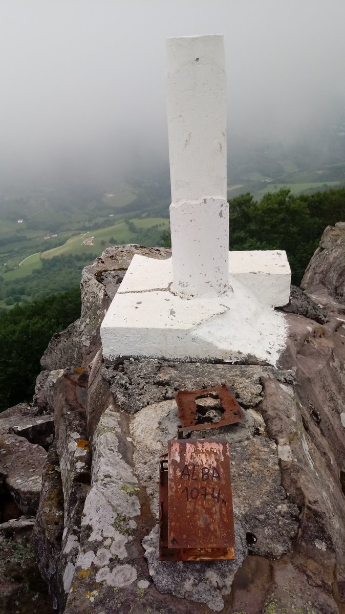 Alba (1074m) tontorreko erpin geodesikoa