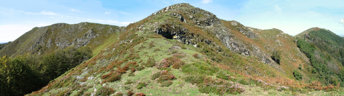Zubieta aldeko bizkarretik ikusita, Loitzate ezkerretara, Arainburu eskubitara